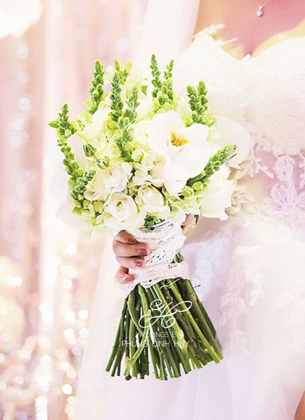 Hoa cưới cầm tay cho cô dâu xinh lung linh