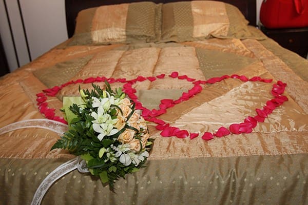 phòng tân hôn được trang trí đầy hoa hồng
