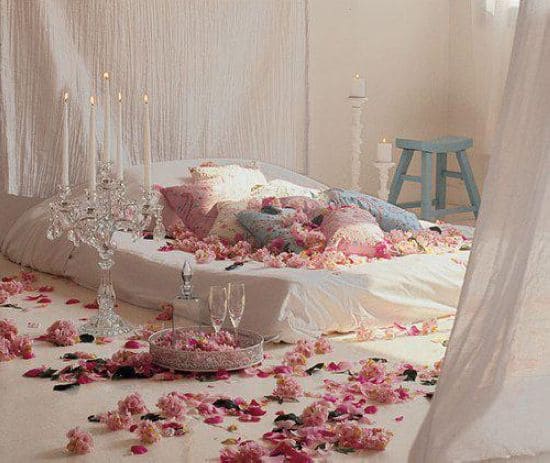 phòng tân hôn được trang trí đầy hoa hồng lãng mạn
