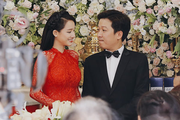 áo dài các mỹ nhân trong showbiz Việt đã lần lượt chọn những chiếc áo dài cưới màu đỏ rực rỡ này làm trang phục chính cho ngày trọng của cuộc đời.