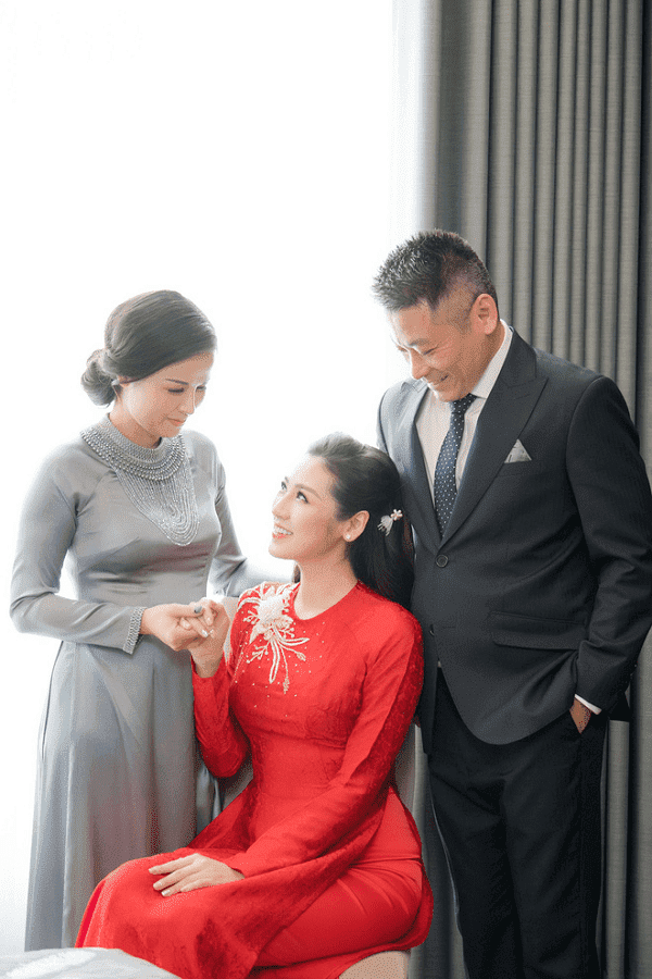 các mỹ nhân trong showbiz Việt đã lần lượt chọn những chiếc áo dài cưới màu đỏ rực rỡ này làm trang phục chính cho ngày trọng của cuộc đời.