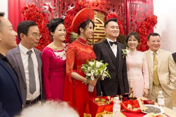 các mỹ nhân trong showbiz Việt đã lần lượt chọn những chiếc áo dài cưới màu đỏ rực rỡ này làm trang phục chính cho ngày trọng của cuộc đời.