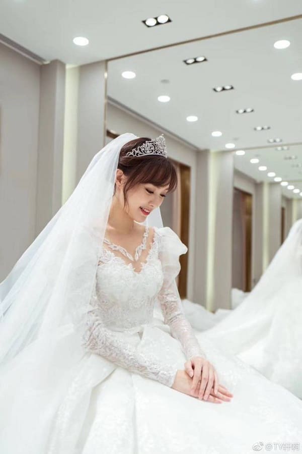 Váy cưới lộng lẫy dài hơn 4 mét trong ngày vui của Đường Yên