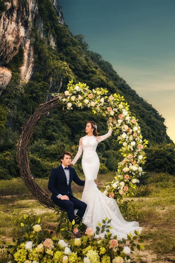 Hà Việt Dũng và bạn gái dân tộc Thái sẽ khiến bạn phải ngẩn ngơ với bộ ảnh cưới đẹp và hoàn hảo của họ. Sự kết hợp giữa văn hóa dân tộc và sự hiện đại sẽ mang đến cho bạn những cảm xúc lãng mạn và ấm áp.