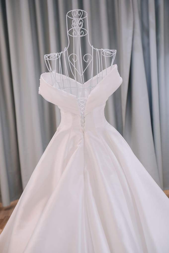 Tối giản mà nổi bật là 'đề bài' váy cưới của vợ Tiến Đạt đưa cho NTK