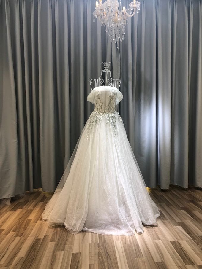 Tối giản mà nổi bật là 'đề bài' váy cưới của vợ Tiến Đạt đưa cho NTK