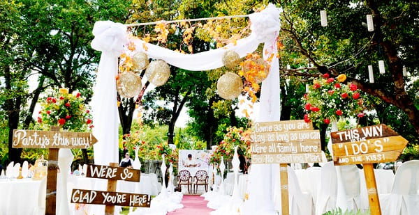 6 kiểu trang trí sân khấu đám cưới ấn tượng mùa Thu-Đông