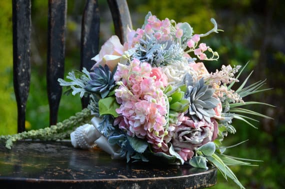 11 bó hoa cưới sáng tạo cho cô dâu yêu thích sự phá cách