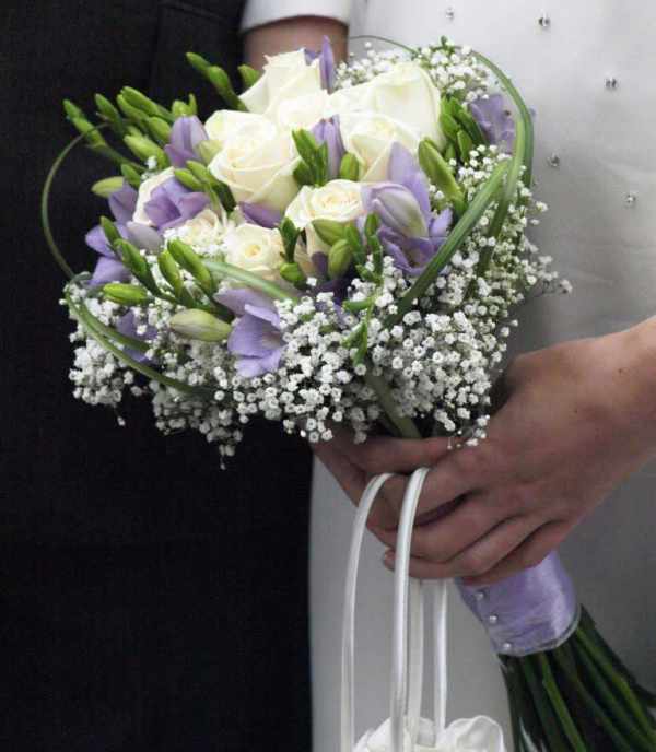 hoa cưới cầm tay dáng ngắn