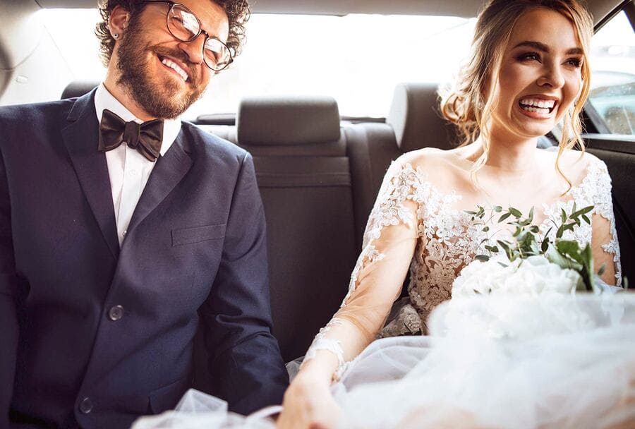 cặp vợ chồng trong chiếc xe cưới của họ.