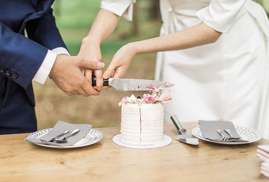 Cặp đôi cắt bánh cưới nhỏ.