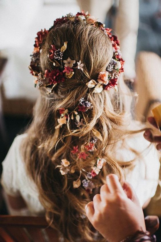 Kiểu tóc cô dâu: kết hợp phụ kiện hoa
