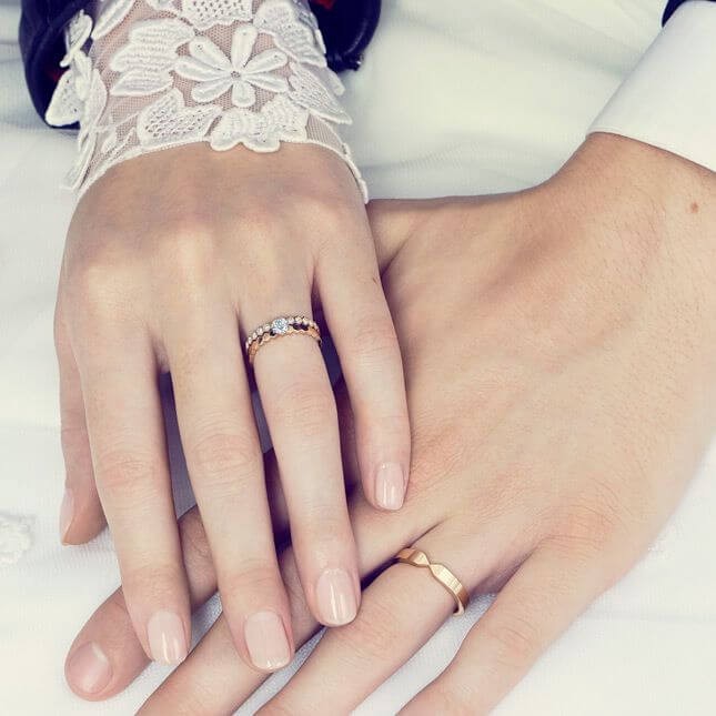Đa số các cặp đôi tiến đến hôn nhân đều có xu hướng đeo nhẫn cưới ở ngón áp út, bàn tay trái Mate