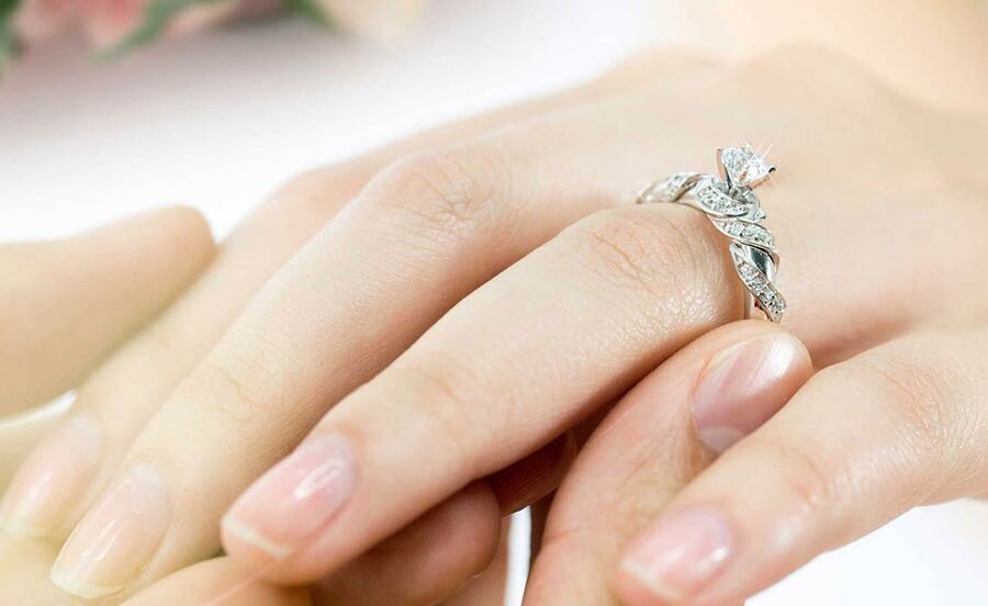 Nữ giới nên đeo nhẫn cưới ở vị trí ngón tay áp út và đeo bàn tay phía bên phải Mate