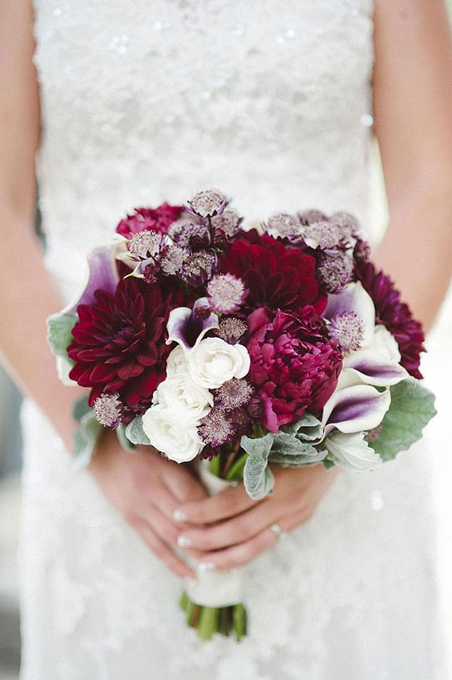 Những bó hoa cưới màu đỏ quyến rũ cho cô dâu thêm phần nổi bật trong ngày trọng đại