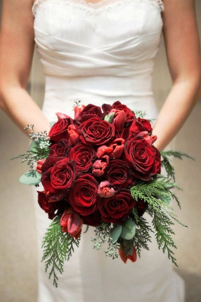 Những bó hoa cưới màu đỏ quyến rũ cho cô dâu thêm phần nổi bật trong ngày trọng đại