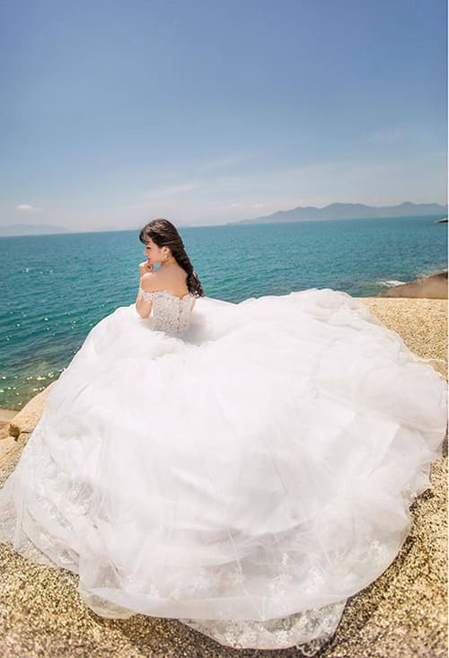 Váy cưới đơn giản sang trọng trễ vai 4 Mate.vn